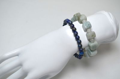 bracelet composé de perles de verre bleues et vertes, présenté sur la main d'un mannequin