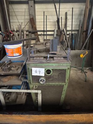 une photo d'une machine dans un atelier où se trouvent de nombreux outils