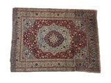 un tapis rouge et bleu à motifs de médaillons