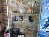 une vitrine contenant de nombreux objets