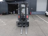 un chariot élévateur garé sur un parking