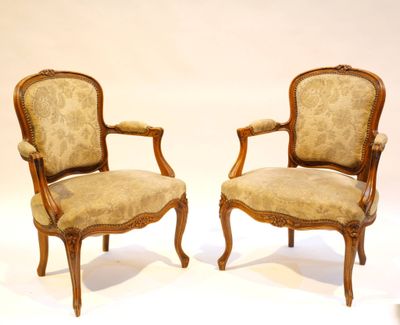 Paire de fauteuils cabriolet de style Louis XV en bois sculp…