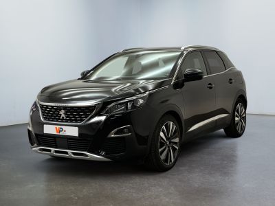 un SUV noir garé dans une pièce aux murs blancs