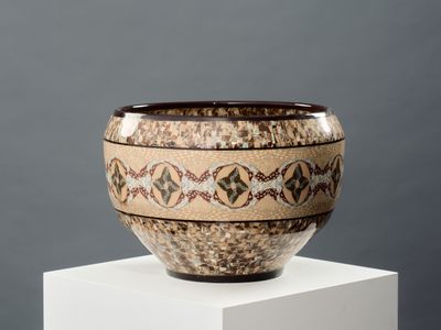 un vase posé sur un socle blanc