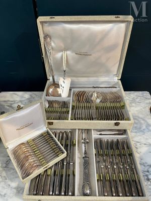 beaucoup d'argenterie dans une boîte sur une table