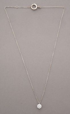 un collier en argent orné d'une perle blanche sur une chaîne en argent