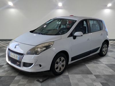 la photo d'une voiture blanche garée dans un garage