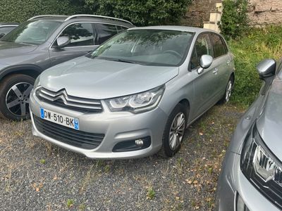 trois voitures garées l'une à côté de l'autre dans un parking