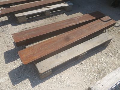 plusieurs morceaux de bois sont posés par terre les uns à côté des autres