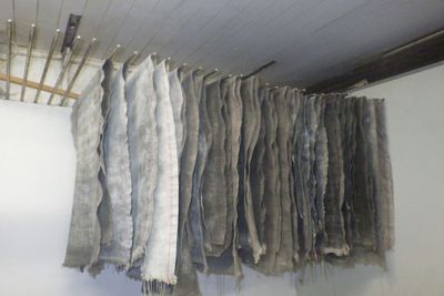 de nombreux vêtements de toutes sortes accrochés au mur
