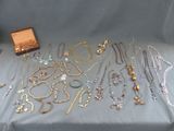 beaucoup de colliers et de bracelets posés sur une table