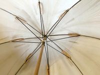 Ombrelle en tissu blanc, baleines métalliques et manche en b… (photo 5)