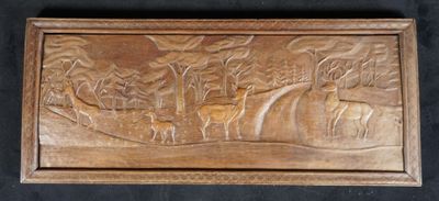 Grand panneau en chêne sculpté en bas relief à décor d'anima…