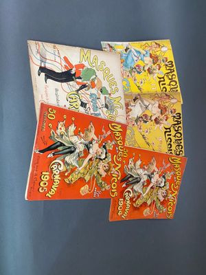 trois bandes dessinées anciennes sont posées sur une surface bleue