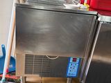 une photo d'une cuisine avec un réfrigérateur en inox et une serpillière
