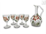 quatre verres à vin et une carafe posés sur la table