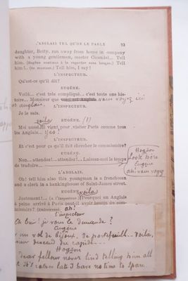 un livre ouvert avec une écriture manuscrite posé sur une table