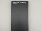 une image représentant un livre à la couverture noire posé sur une surface blanche