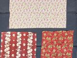 quatre morceaux de tissu sont disposés sur une table