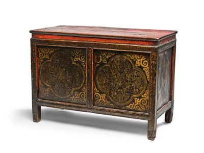 un vieux coffre en bois orné de motifs élaborés