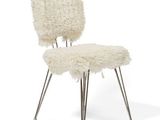 une image représentant une chaise dont l'assise est recouverte de peau de mouton