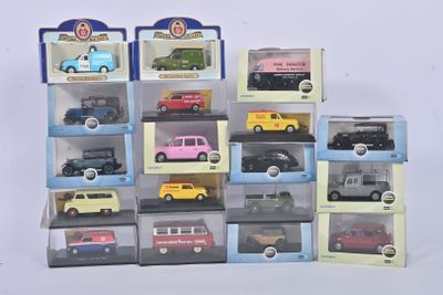 un grand nombre de voitures-jouets dans une vitrine