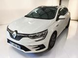 La voiture blanche est garée dans le showroom d'un concessionnaire.