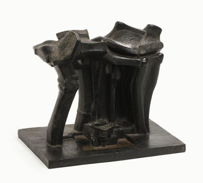sculpture représentant une paire de bottes et un chapeau, posée sur un socle
