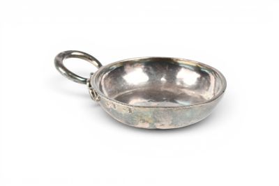 une vieille assiette en argent avec une poignée, sur fond blanc
