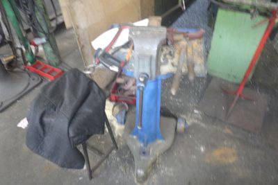 une photo d'une petite machine dans un garage