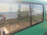 un bus vert garé dans l'herbe