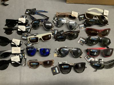 plusieurs paires de lunettes de soleil posées sur une table
