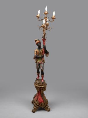 une image représentant la statue d'un homme tenant une lampe