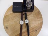 deux montres posées sur une table en bois