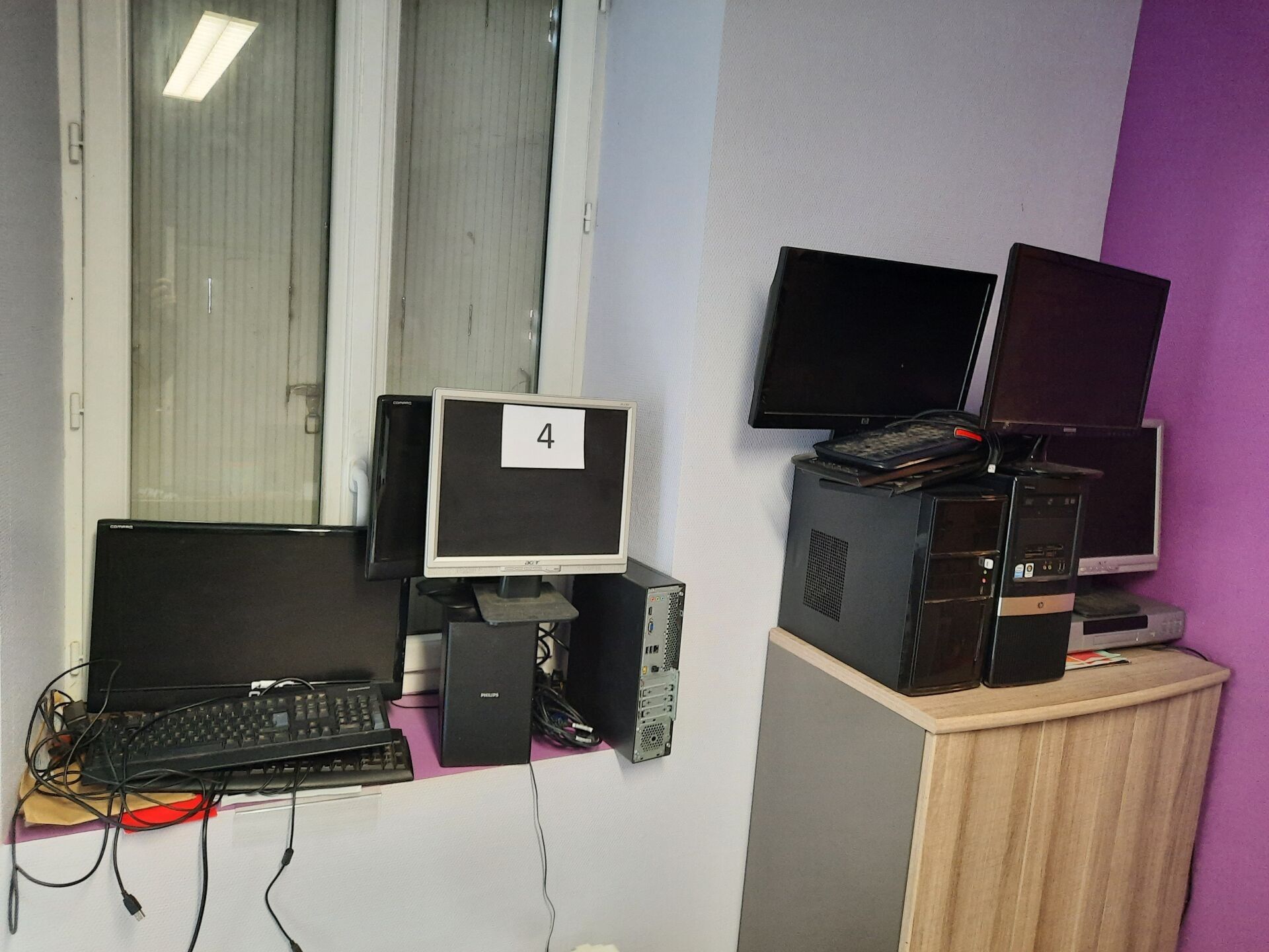 Ensemble de matériel informatique déclaré rebuté dont : 3 unités centrales (1 vide), 6 écrans, 5 claviers, 1 lecteur ...