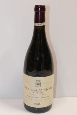 une bouteille de vin posée sur une table