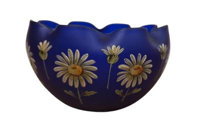 un bol bleu décoré de marguerites peintes