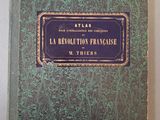 un vieux livre à la couverture verte et aux bordures dorées
