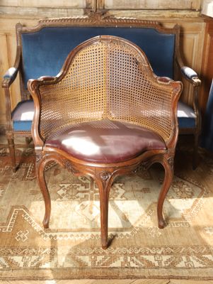 une chaise qui se trouve au milieu d'une pièce