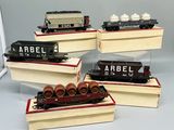 Plusieurs modèles réduits de trains sont exposés dans une vitrine.