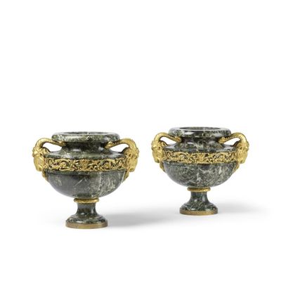une paire de vases verts et dorés sur fond blanc