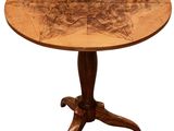 gros plan d'une table avec un plateau en bois sur fond blanc