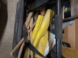 un sac rempli d'outils posé par terre