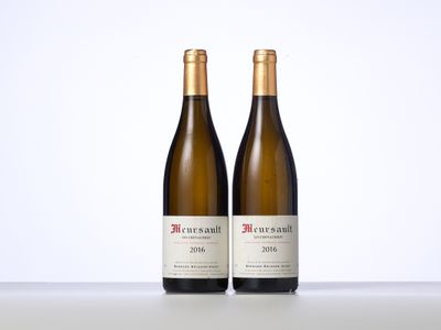 deux bouteilles de vin posées sur une table l'une à côté de l'autre
