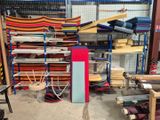 une pièce remplie d'une multitude de tissus de toutes sortes