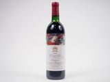 la bouteille de vin rouge est posée sur une surface blanche