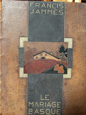 un vieux livre avec l'image d'une maison sur la couverture