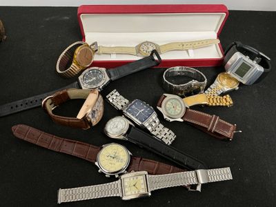 tout un tas de montres différentes, posées sur une table