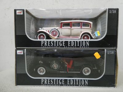 deux boîtes contenant chacune une maquette de voiture ancienne