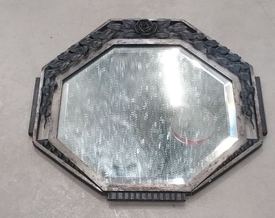 un miroir accroché au mur de la pièce